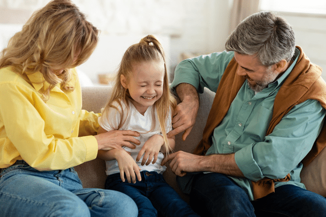 Fotografia di genitori con figlia, in riferimento alla familiarità del diabete.