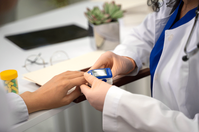 Fotografia della misurazione del diabete attrverso uno strumento apposito.